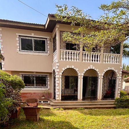 Akogo House - Bnb , Hostel, Backpackers & Volunteer Center Mombassa Buitenkant foto