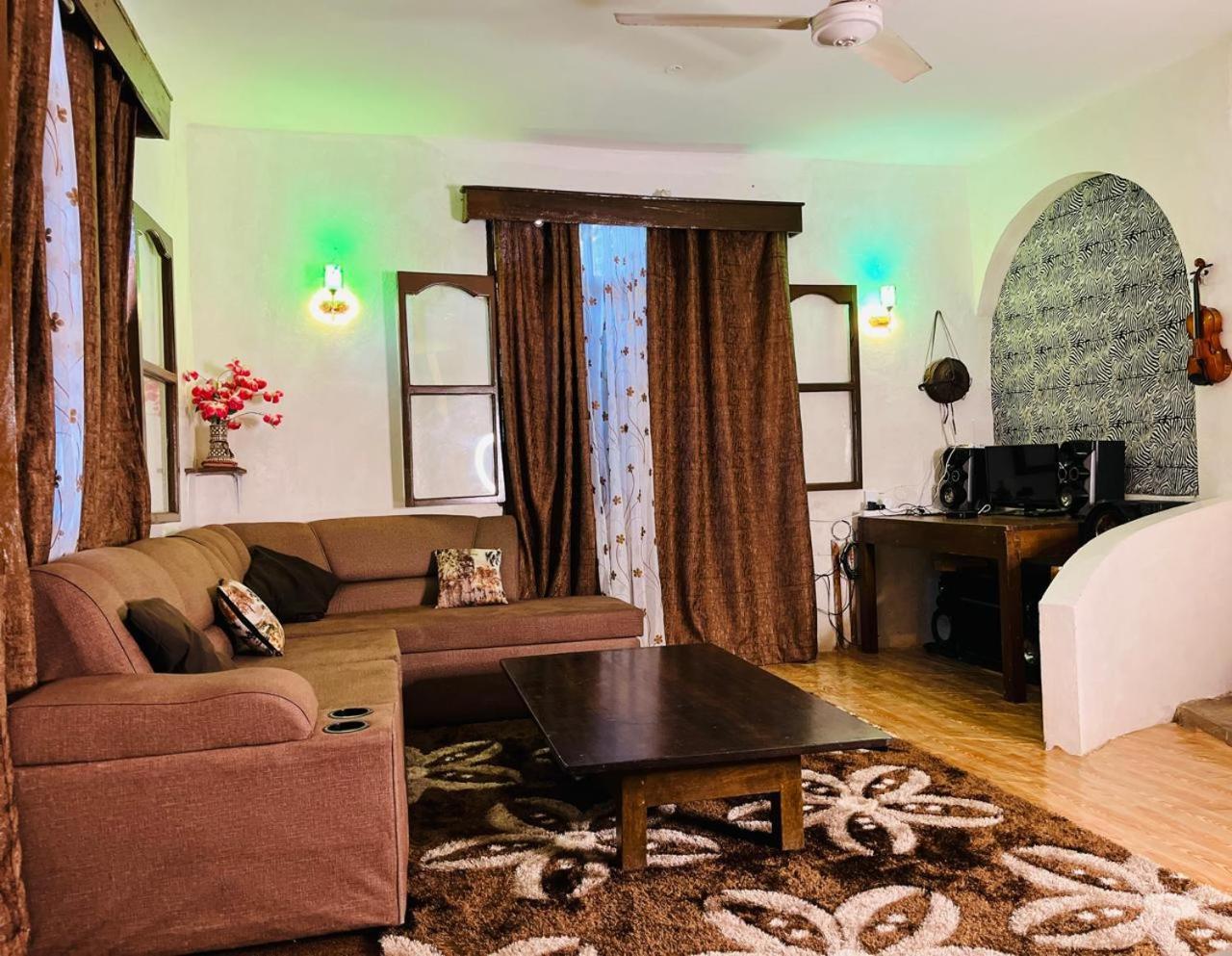 Akogo House - Bnb , Hostel, Backpackers & Volunteer Center Mombassa Buitenkant foto