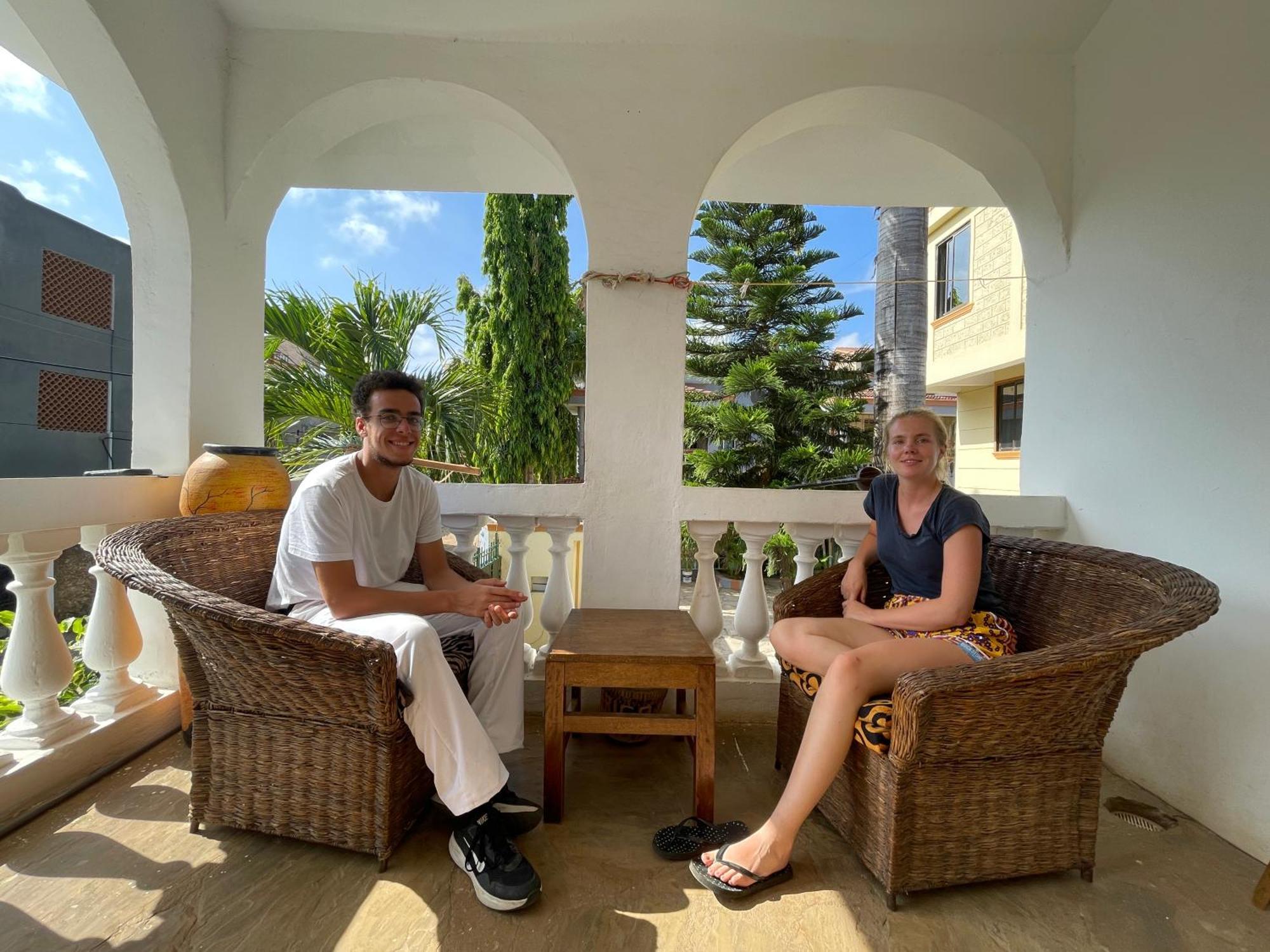 Akogo House - Bnb , Hostel, Backpackers & Volunteer Center Mombassa Buitenkant foto