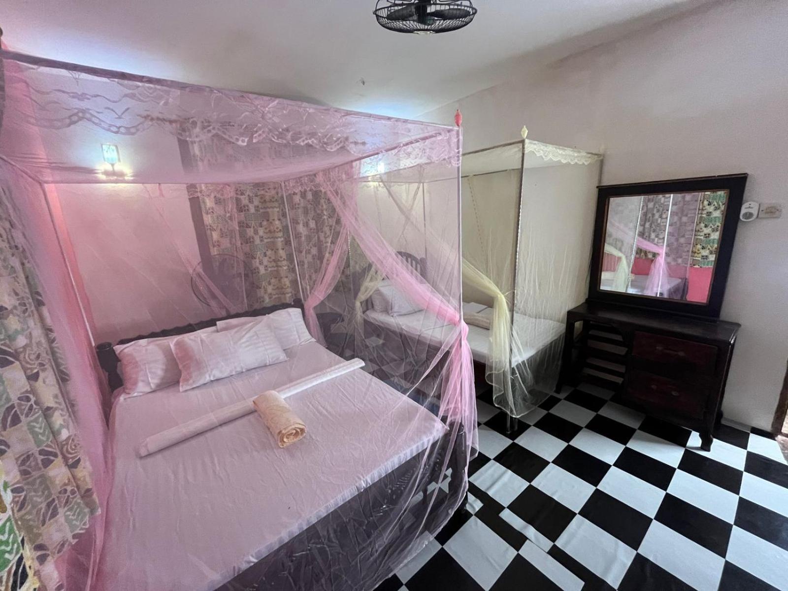 Akogo House - Bnb , Hostel, Backpackers & Volunteer Center Mombassa Buitenkant foto