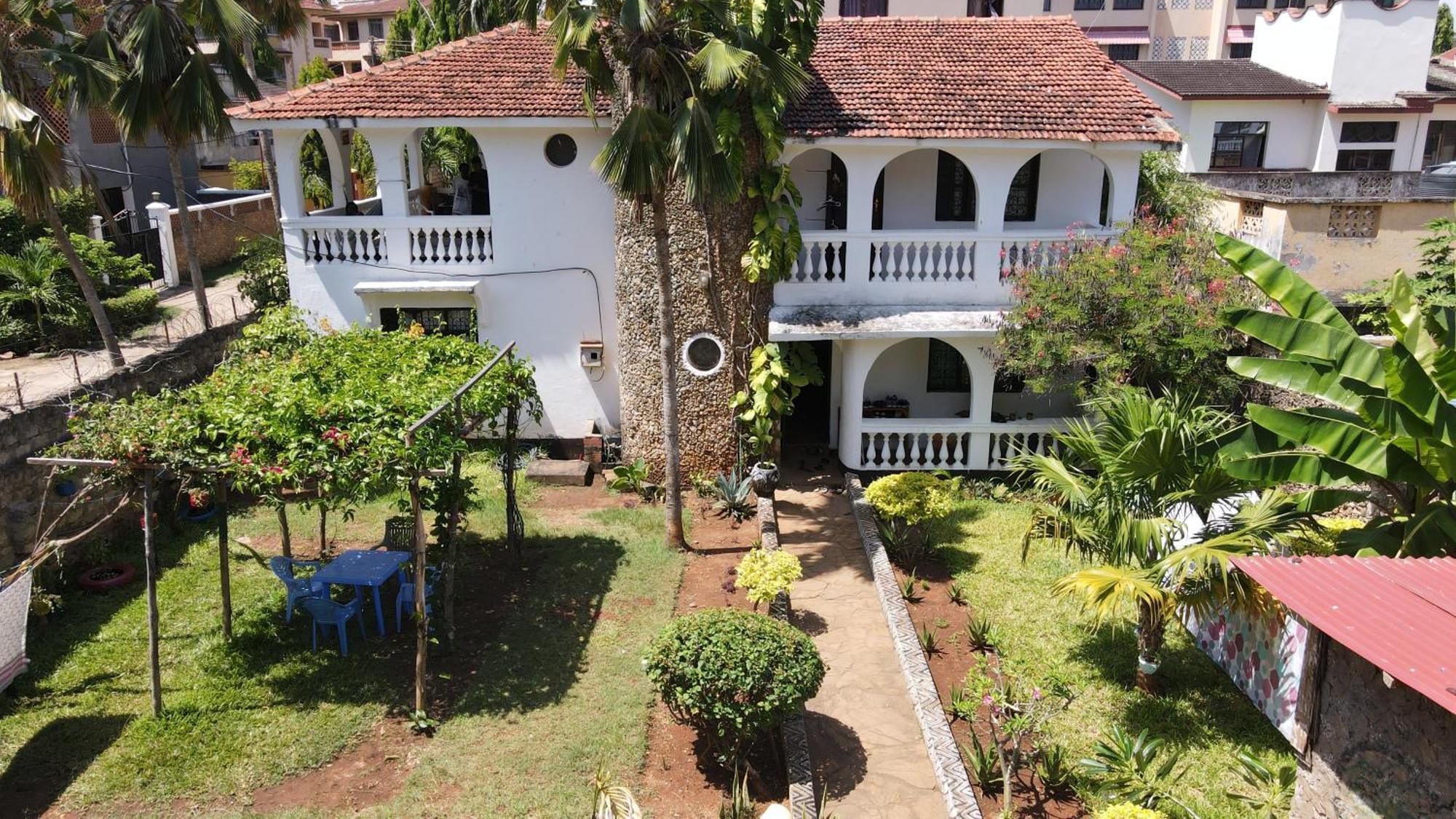 Akogo House - Bnb , Hostel, Backpackers & Volunteer Center Mombassa Buitenkant foto