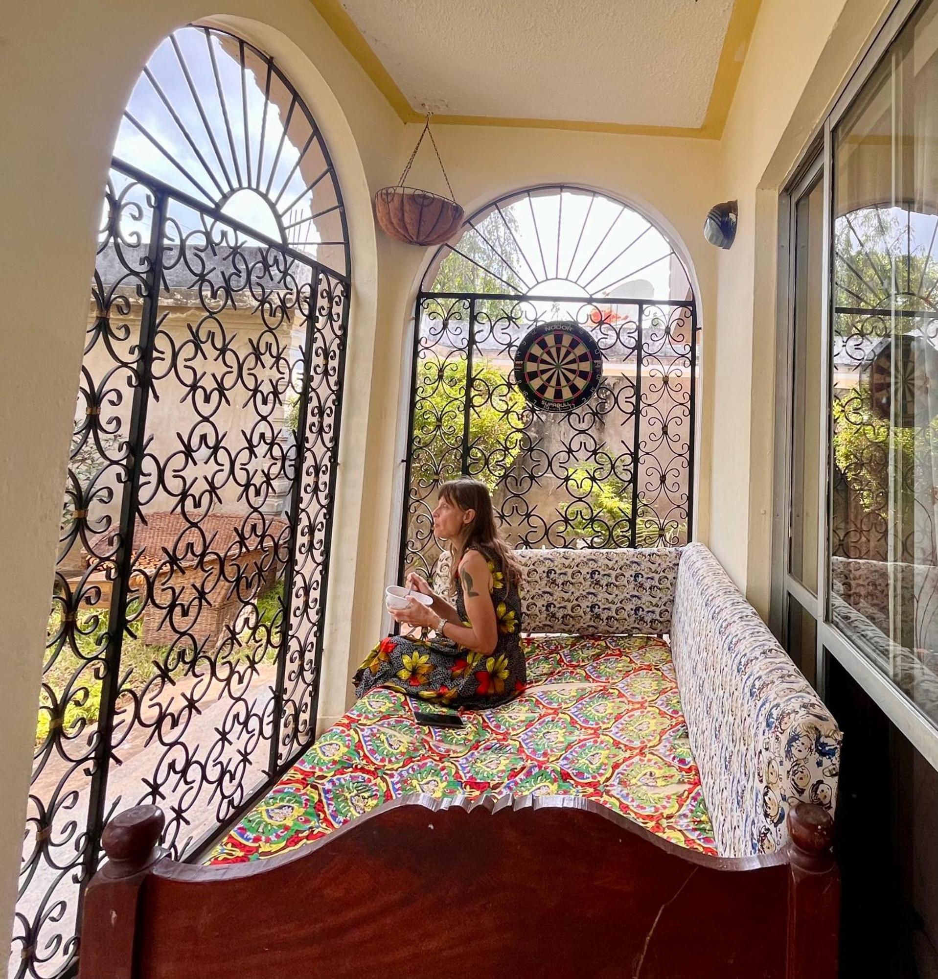 Akogo House - Bnb , Hostel, Backpackers & Volunteer Center Mombassa Buitenkant foto
