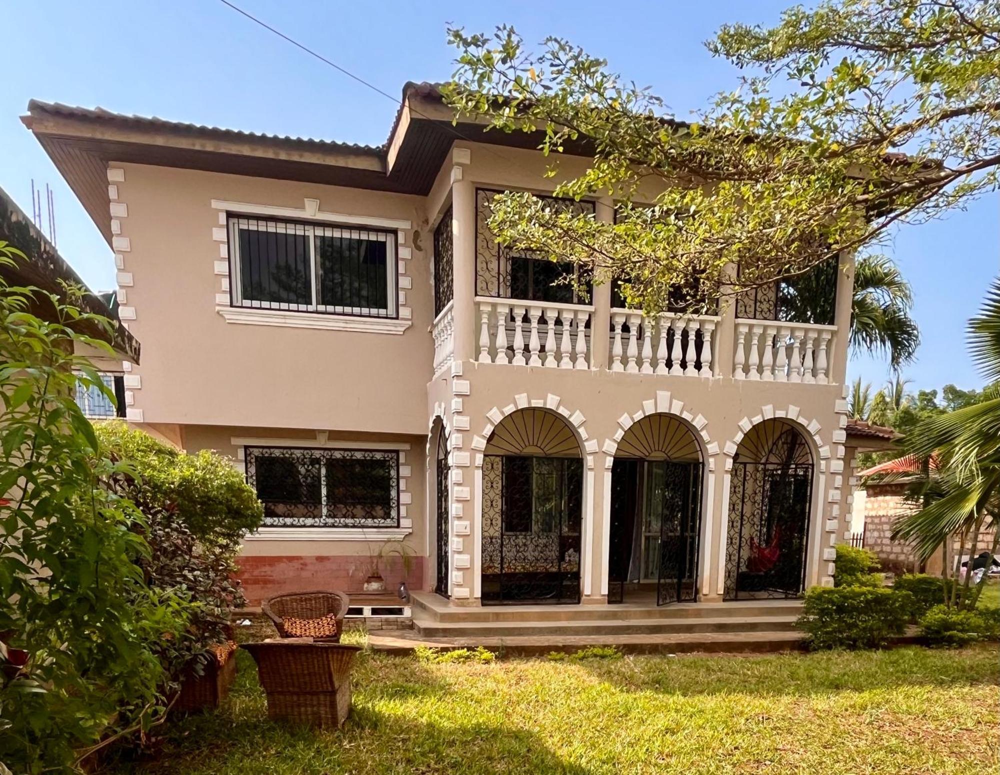 Akogo House - Bnb , Hostel, Backpackers & Volunteer Center Mombassa Buitenkant foto