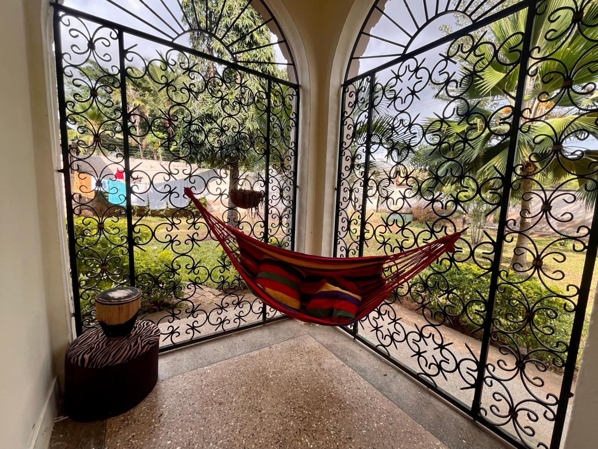 Akogo House - Bnb , Hostel, Backpackers & Volunteer Center Mombassa Buitenkant foto