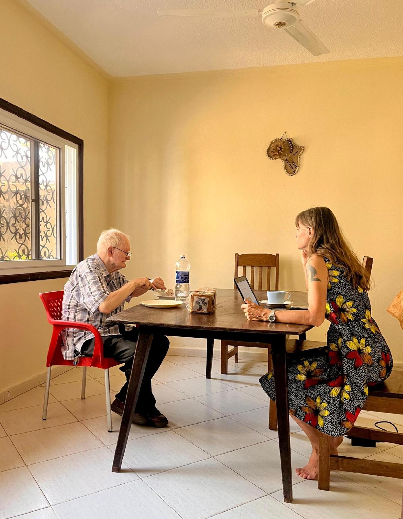 Akogo House - Bnb , Hostel, Backpackers & Volunteer Center Mombassa Buitenkant foto