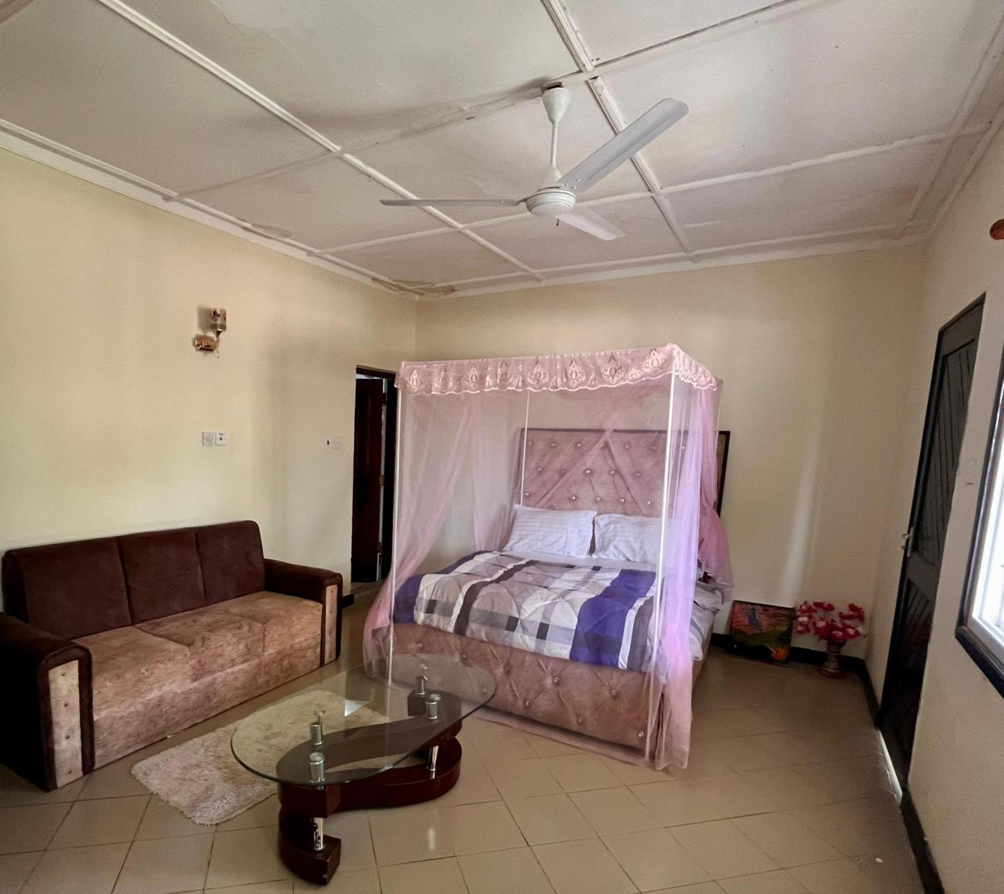 Akogo House - Bnb , Hostel, Backpackers & Volunteer Center Mombassa Buitenkant foto