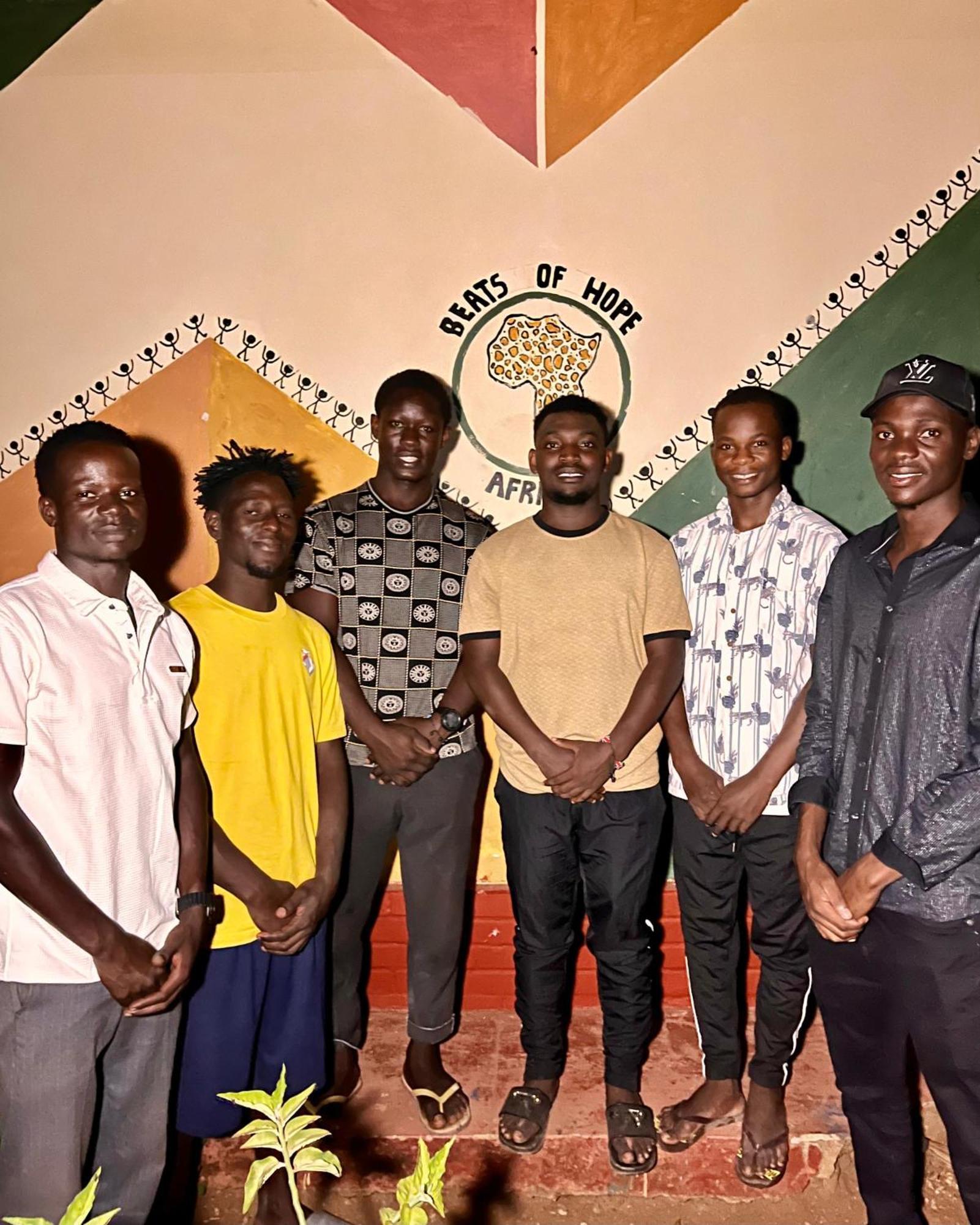 Akogo House - Bnb , Hostel, Backpackers & Volunteer Center Mombassa Buitenkant foto