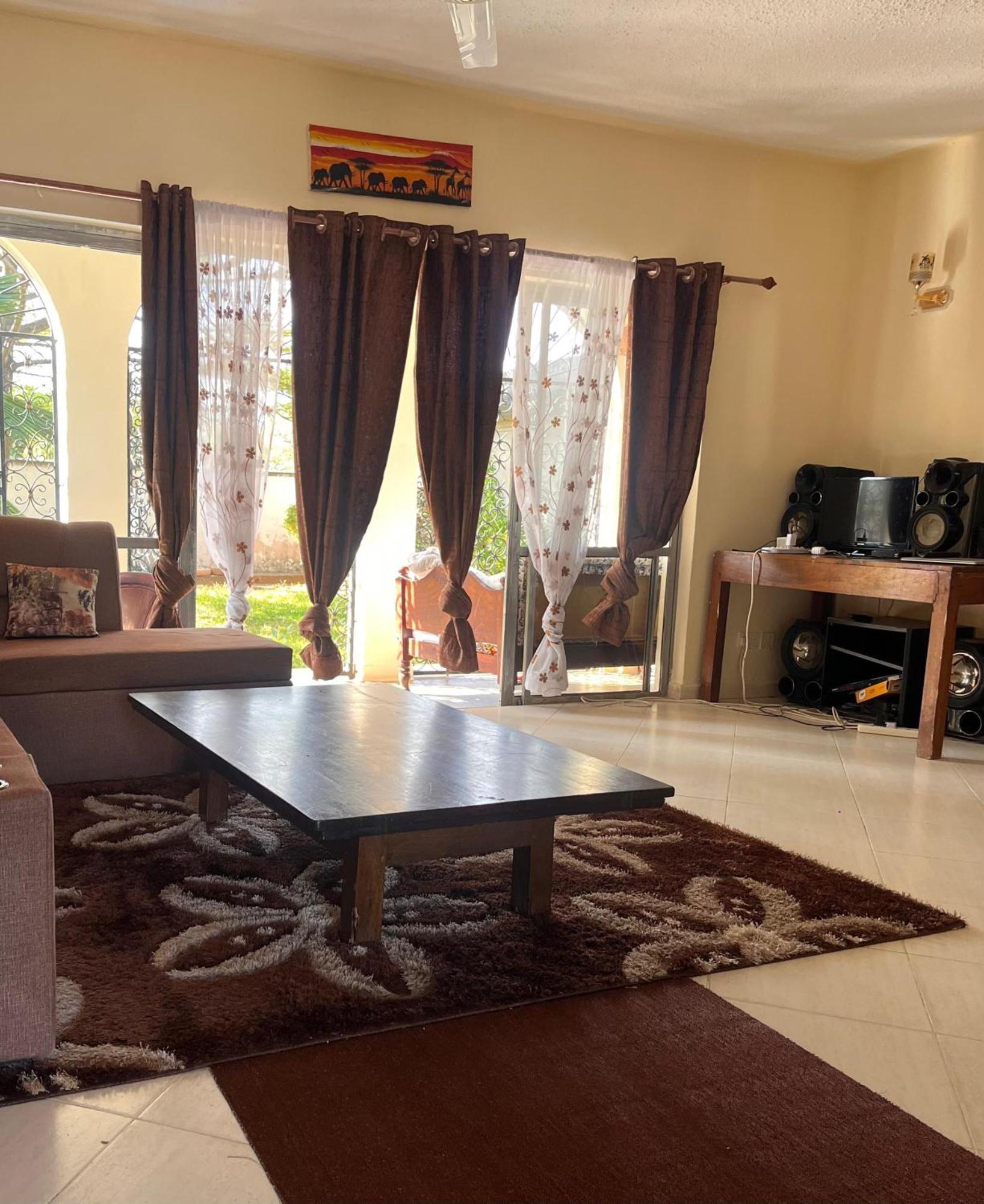 Akogo House - Bnb , Hostel, Backpackers & Volunteer Center Mombassa Buitenkant foto