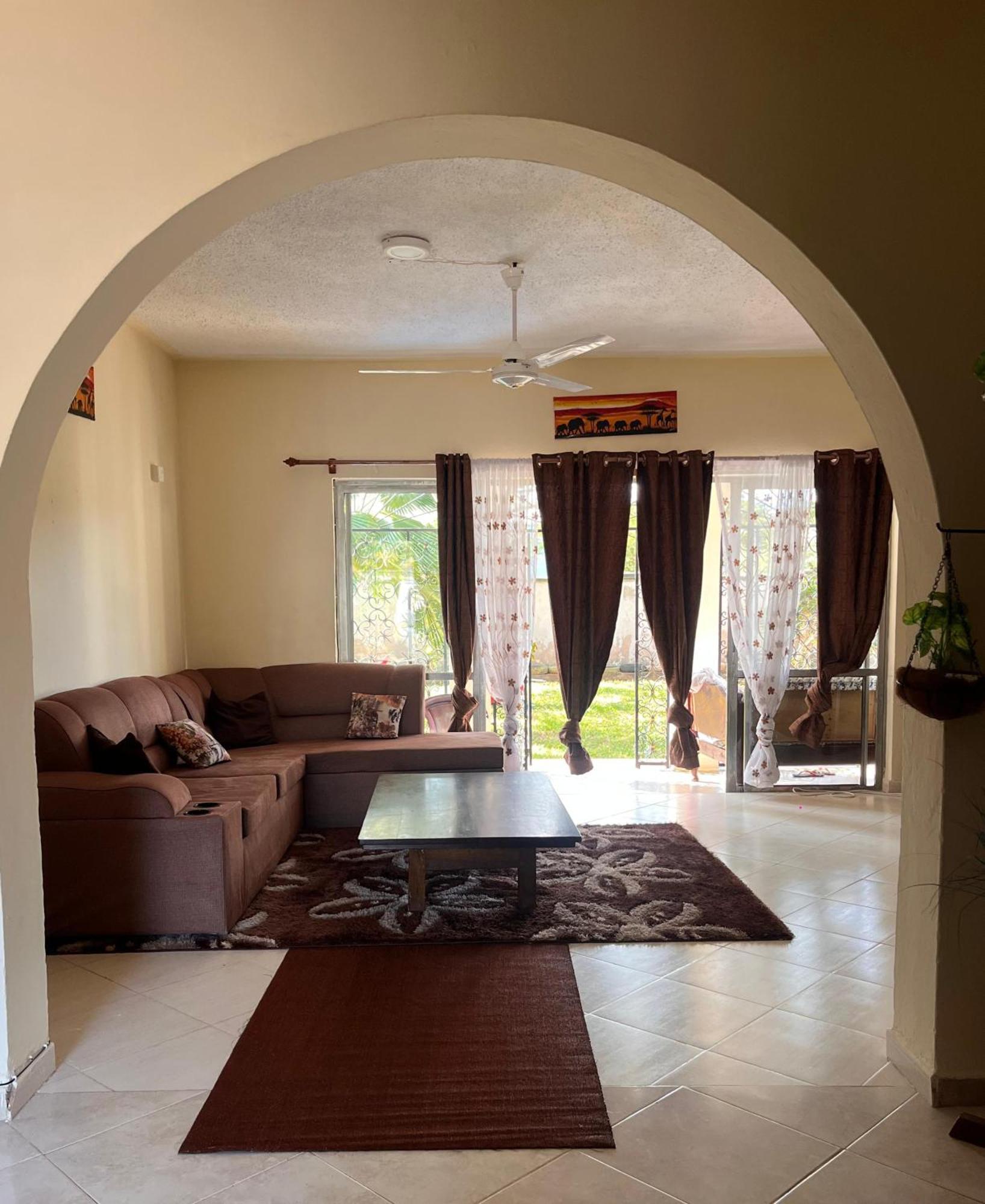 Akogo House - Bnb , Hostel, Backpackers & Volunteer Center Mombassa Buitenkant foto