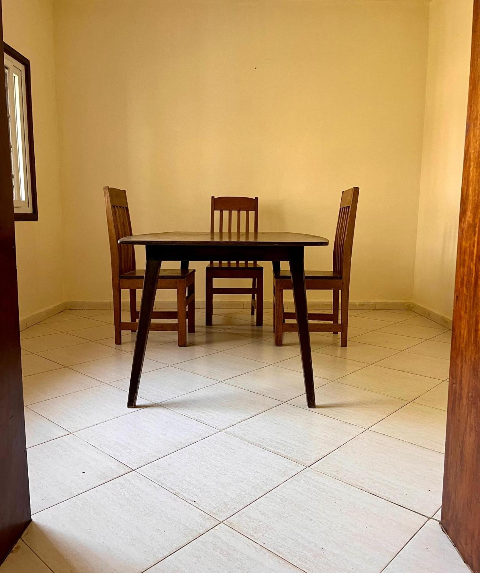 Akogo House - Bnb , Hostel, Backpackers & Volunteer Center Mombassa Buitenkant foto