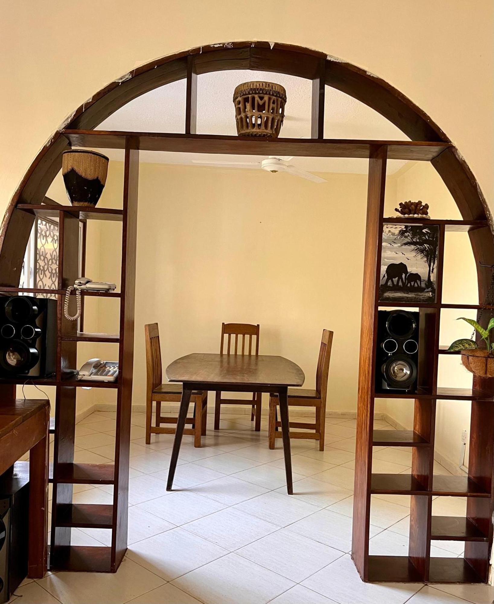 Akogo House - Bnb , Hostel, Backpackers & Volunteer Center Mombassa Buitenkant foto