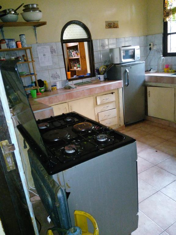 Akogo House - Bnb , Hostel, Backpackers & Volunteer Center Mombassa Buitenkant foto