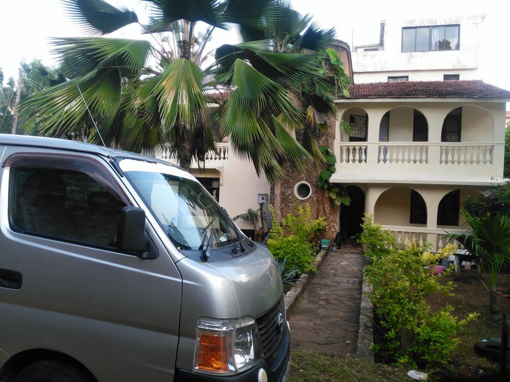 Akogo House - Bnb , Hostel, Backpackers & Volunteer Center Mombassa Buitenkant foto