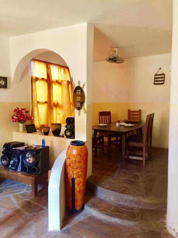 Akogo House - Bnb , Hostel, Backpackers & Volunteer Center Mombassa Buitenkant foto