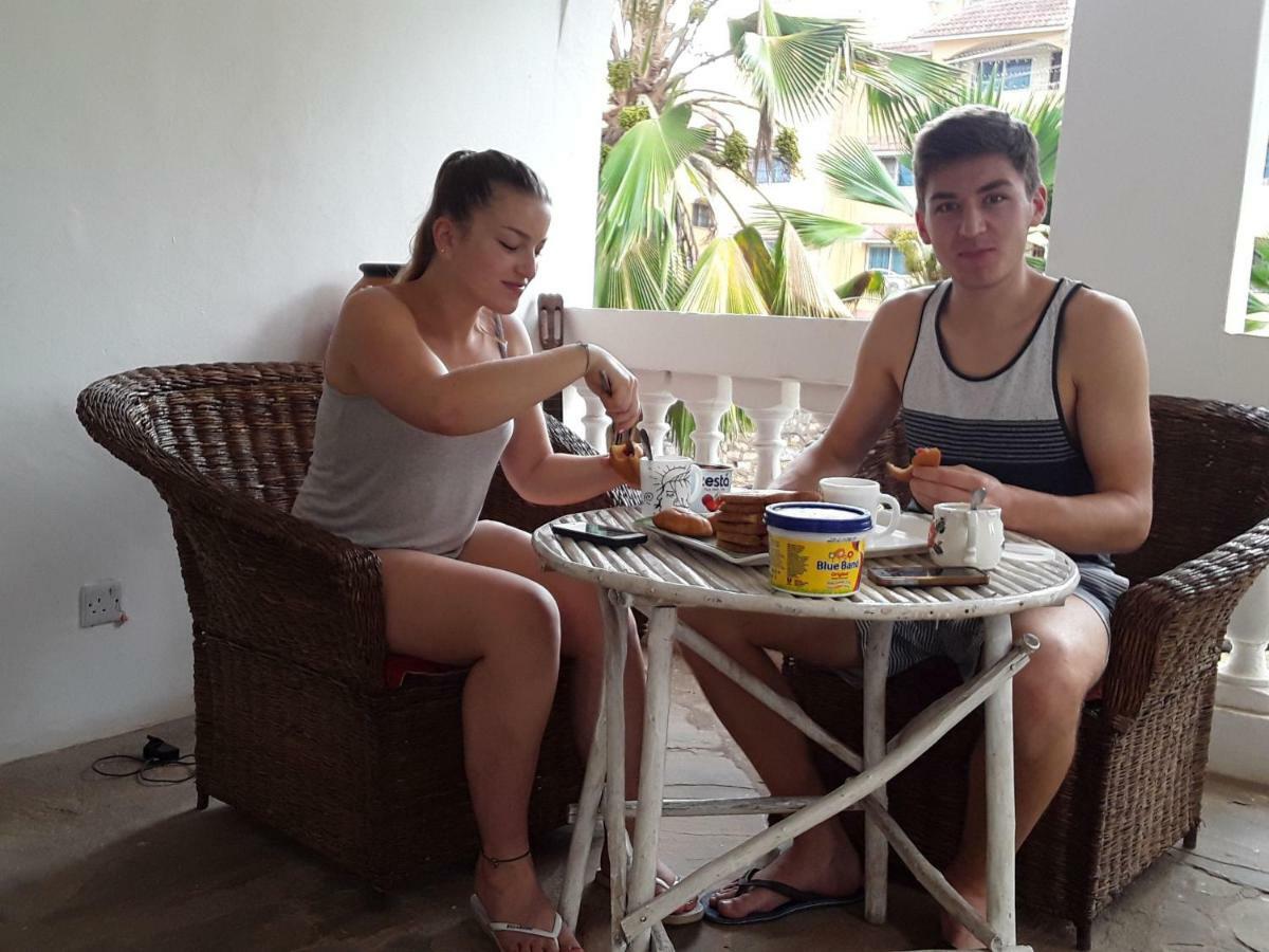Akogo House - Bnb , Hostel, Backpackers & Volunteer Center Mombassa Buitenkant foto