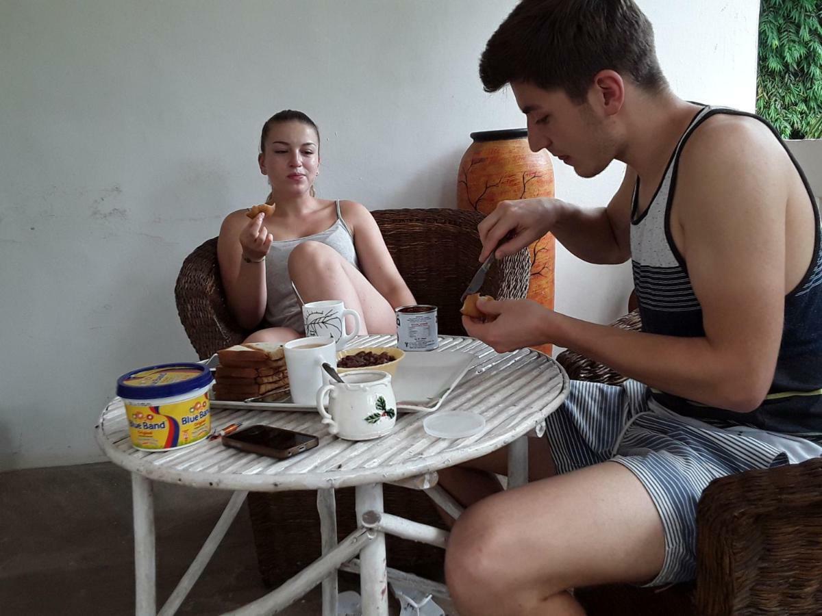 Akogo House - Bnb , Hostel, Backpackers & Volunteer Center Mombassa Buitenkant foto