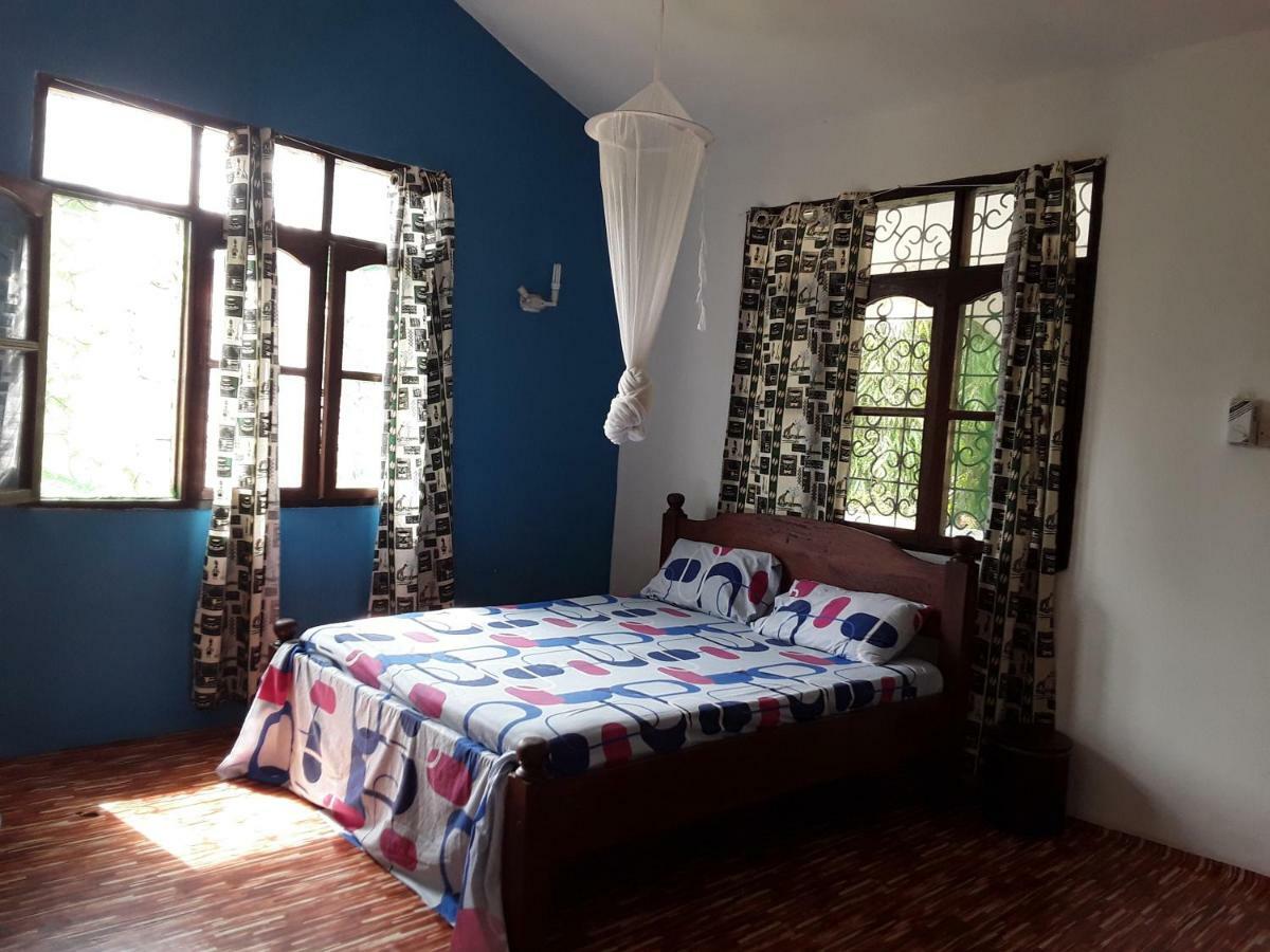 Akogo House - Bnb , Hostel, Backpackers & Volunteer Center Mombassa Buitenkant foto
